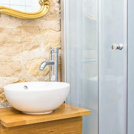 Attractive 25 M2 In A District Apartment