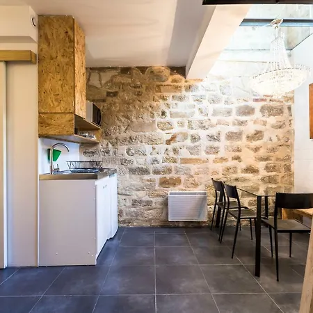 Apartment Attractive 25 M2 In A District Paris